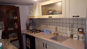 Refrigerador, horno, parrilla de estufa y cafetera y tetera 