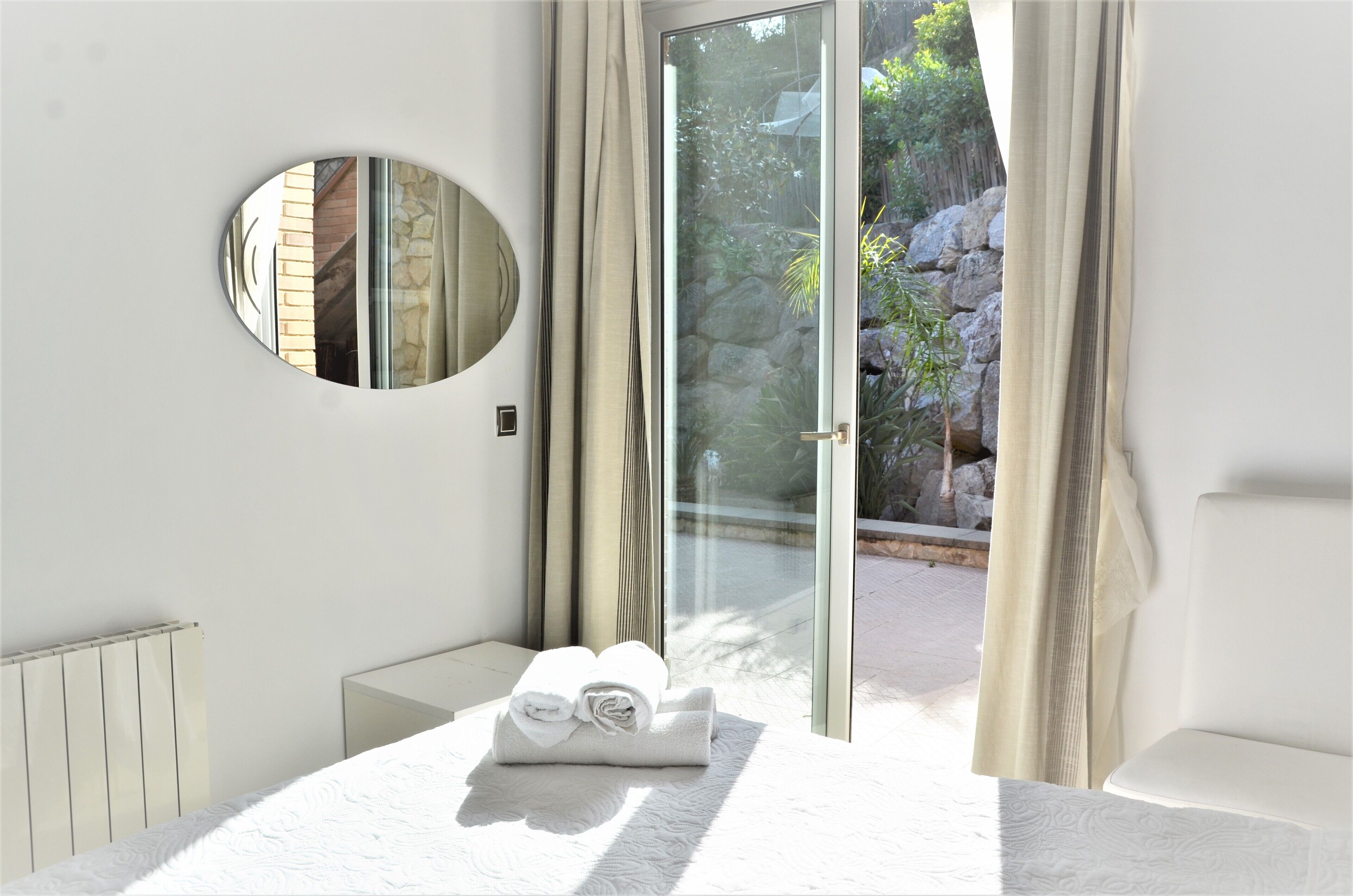 4 chambres, bureau, chambres insonorisées, fer et planche à repasser