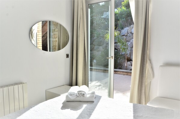 4 bedrooms, desk, soundproofing, iron/ironing board