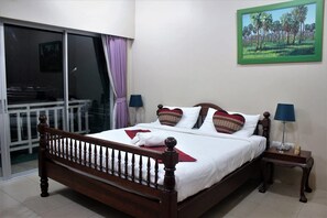 Värdeförvaringsskåp på rummet, individuell inredning och skrivbord