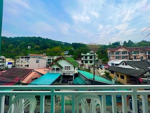 Estúdio luxo, 1 quarto, para não fumantes, sacada | Área de estar | TV de tela plana