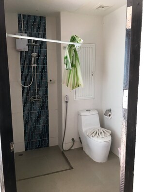 Douche, douche à « effet pluie », articles de toilette gratuits