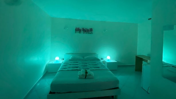Kamar Double, 1 Tempat Tidur Queen, Bebas Asap Rokok | Minibar, setrika/meja setrika, dan seprai linen