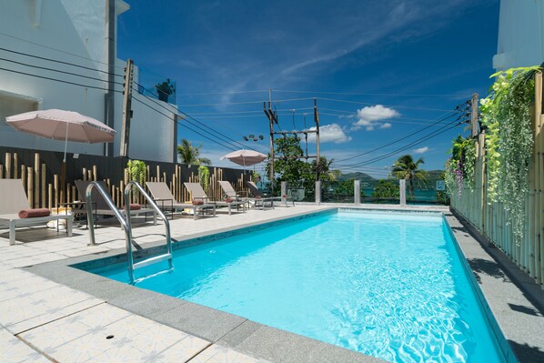 حمام سباحة خارجي