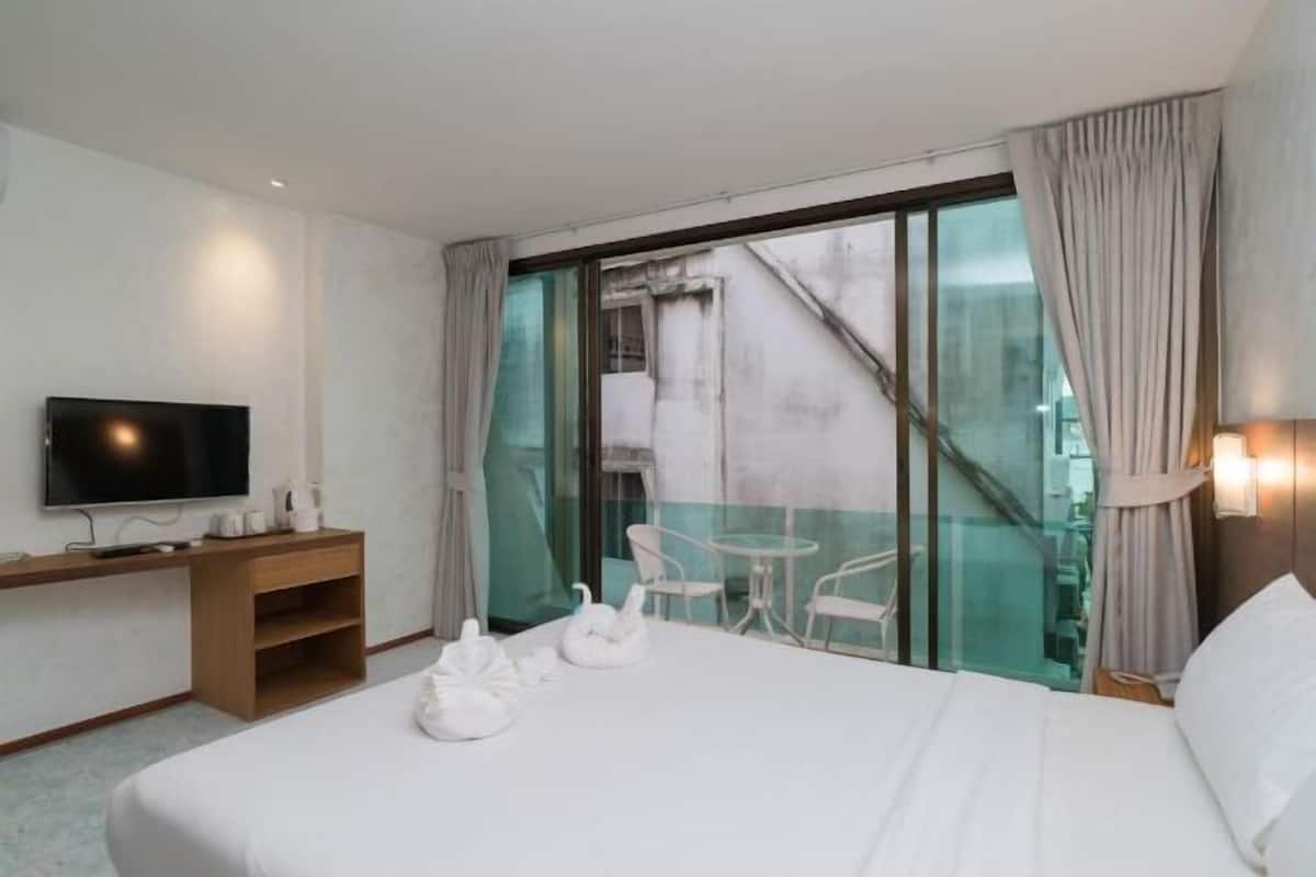 In-room safe, desk, blackout drapes, soundproofing