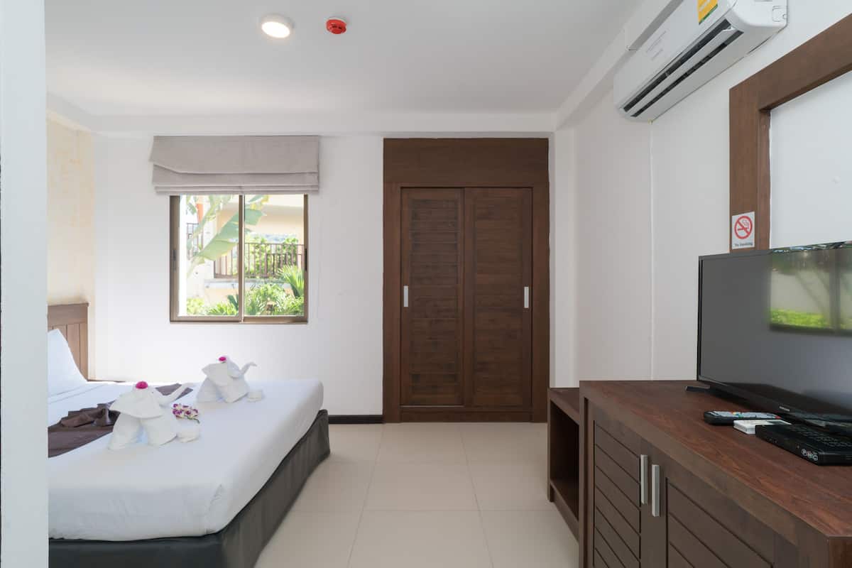 Standard Double Room | In-room safe, desk, blackout drapes, soundproofing