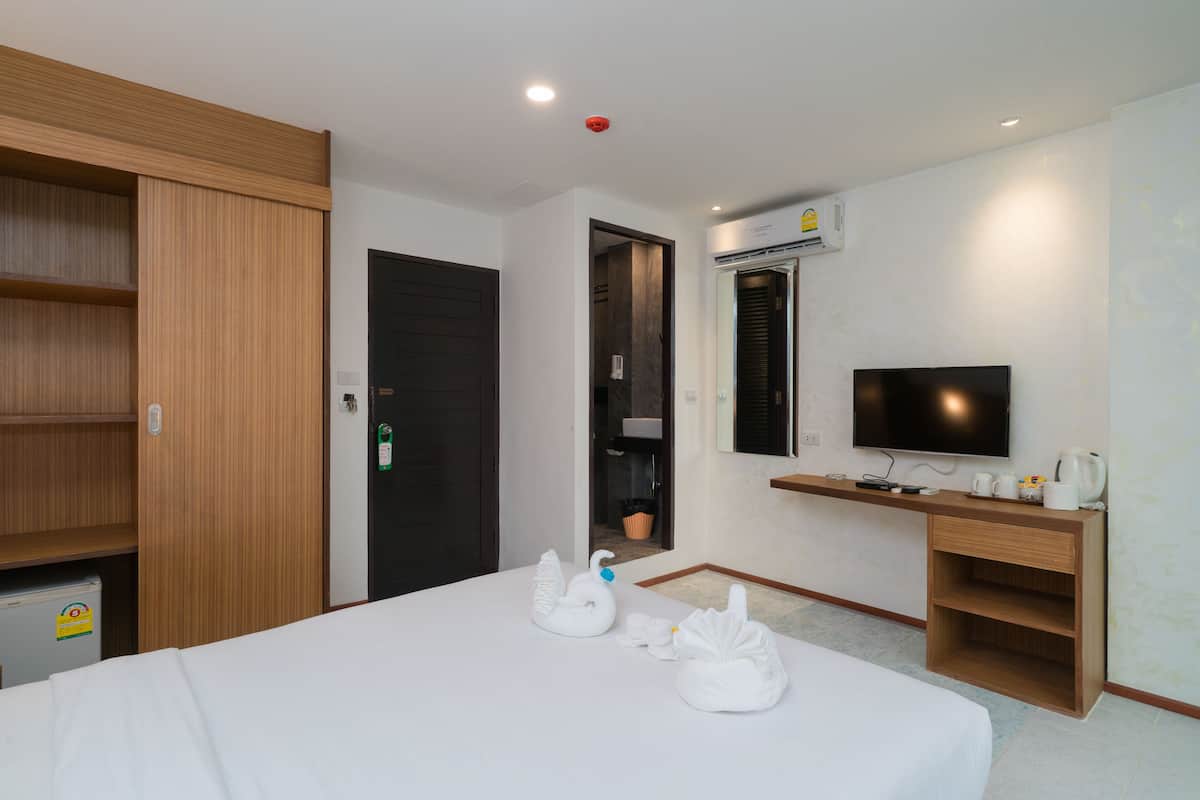 Deluxe Premium Room with Balcony | In-room safe, desk, blackout drapes, soundproofing
