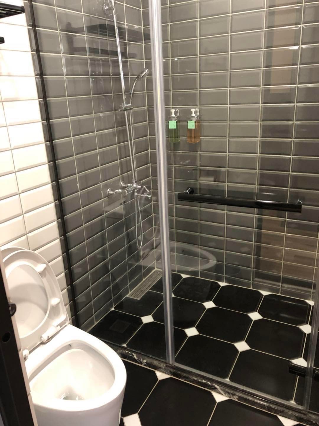 Kylpyhuoneessa on lasiseinällä varustettu suihku, wc ja seinälle asennettu saippua-annostelija.