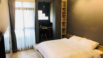 Senior Double Room, 1 Queen Bed | Premium bedding, down comforters, individually decorated, desk