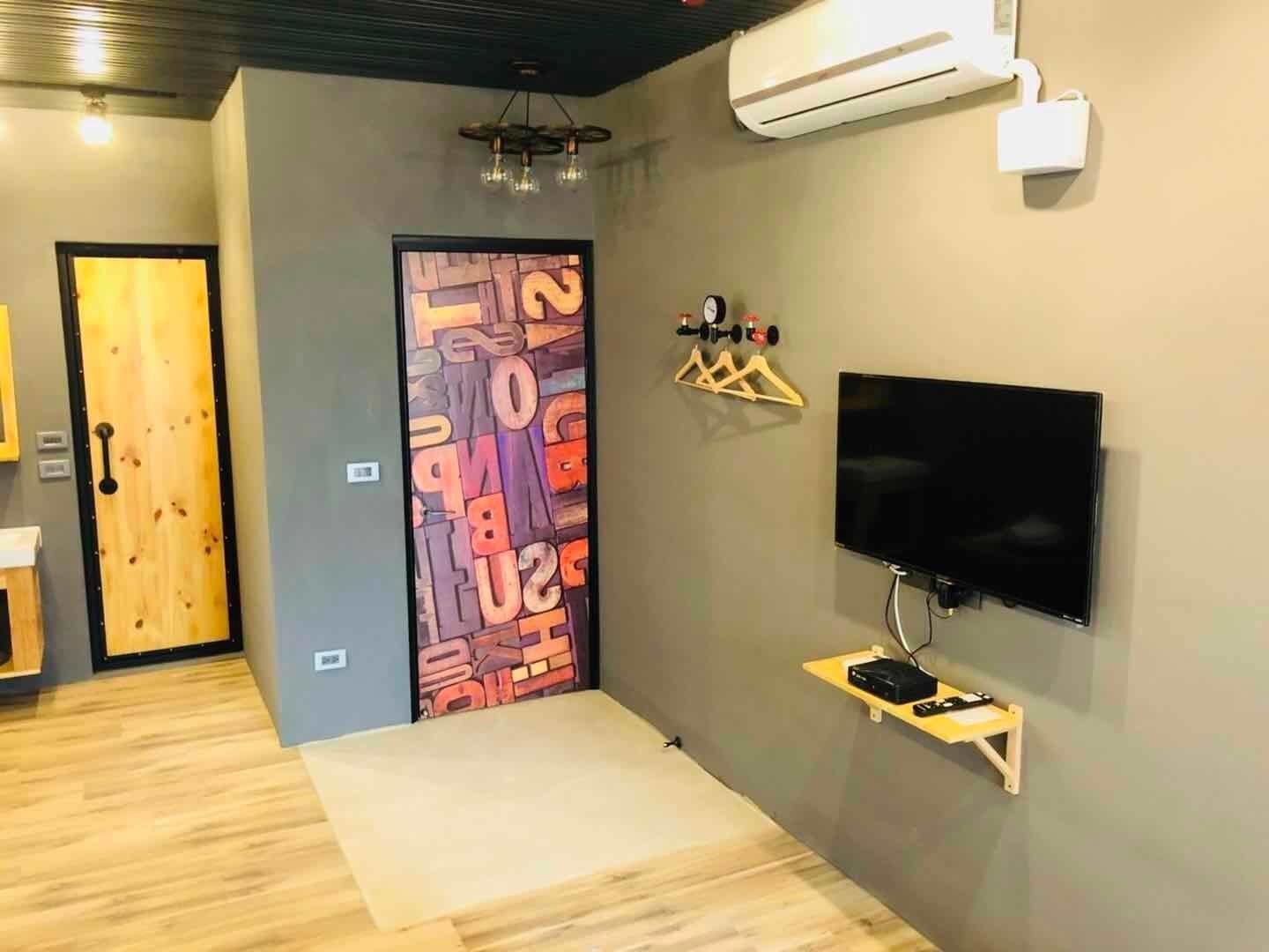 Senior Double Room, 1 Queen Bed | Premium bedding, down comforters, individually decorated, desk