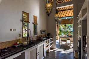 Full-sized fridge, microwave, stovetop, coffee/tea maker - The Beach Villa (Tanjung)