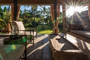 Flat-screen TV, DVD player, table tennis - The Beach Villa (Tanjung)