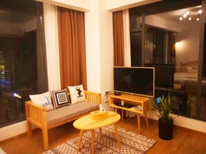 Escritorio, cortinas blackout, sistema de insonorización y wifi gratis