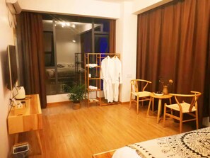 Escritorio, cortinas blackout, sistema de insonorización y wifi gratis