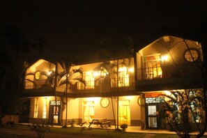 A two-story building with balconies, a round window, and a door with a gate. - Feng Lin Homestay (Shuili)