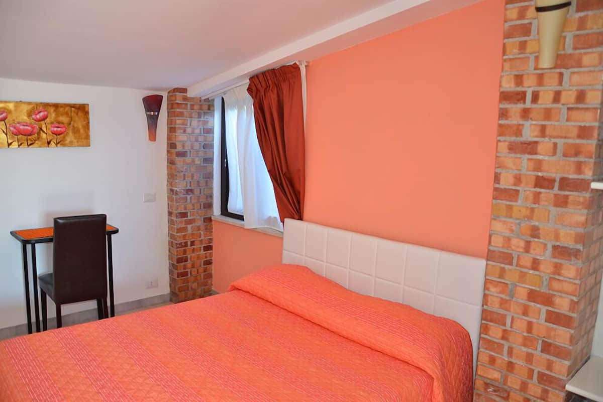 Camera con letto matrimoniale o 2 letti singoli | Minibar, una scrivania, postazione laptop, insonorizzazione