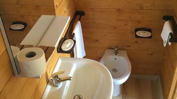 Dusche, kostenlose Toilettenartikel, Haartrockner, Bidet