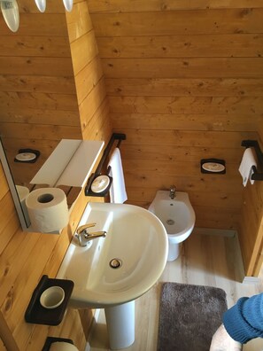 Dusche, kostenlose Toilettenartikel, Haartrockner, Bidet