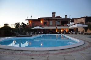Outdoor pool, pool loungers - Villa Primavera (Latina)