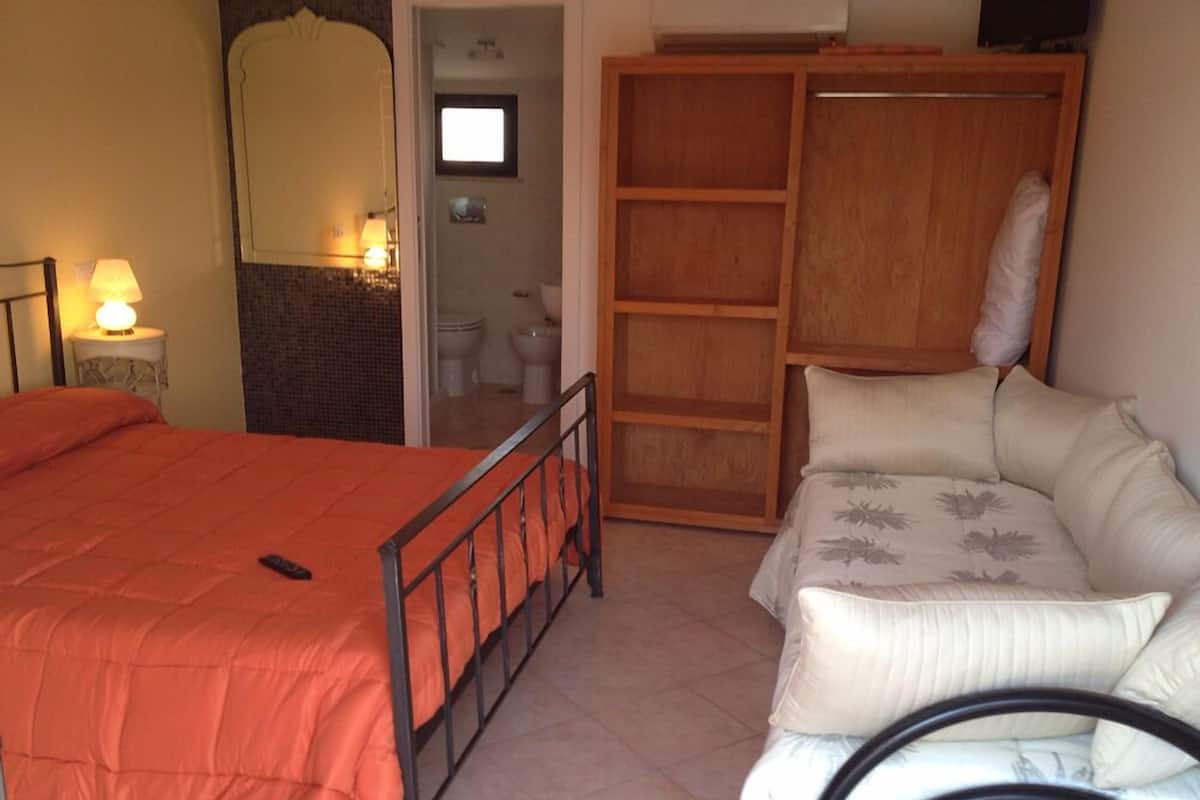 Tripla Comfort | Minibar, una scrivania, postazione laptop, insonorizzazione