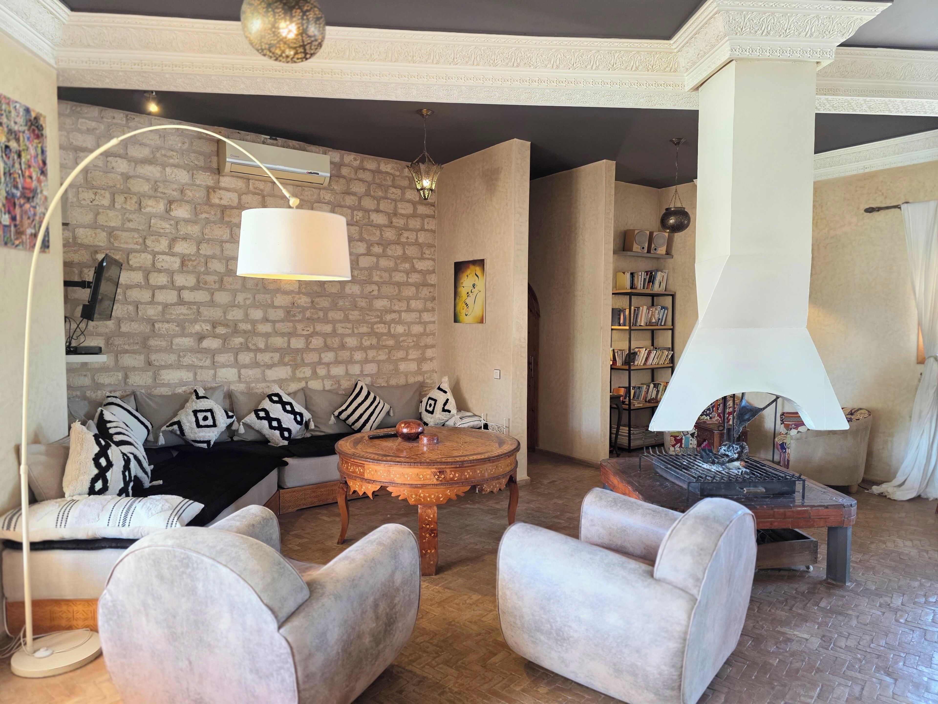 Fernseher, Kamin, DVD-Player, Bücher