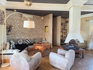 Fernseher, Kamin, DVD-Player, BĂŒcher