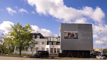 Un edificio moderno con un gran anuncio de un museo.