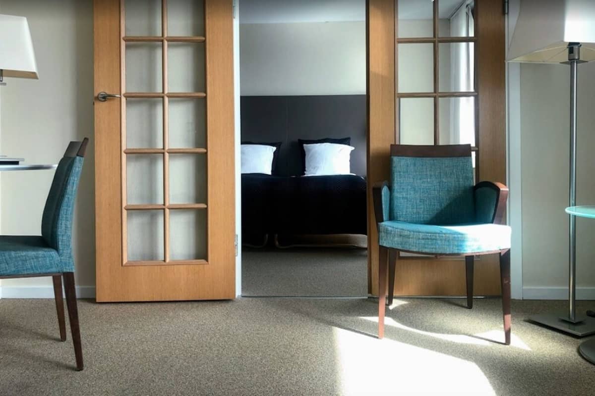 Suite, 1 cama matrimonial | 1 habitación, ropa de cama de alta calidad, edredón y escritorio