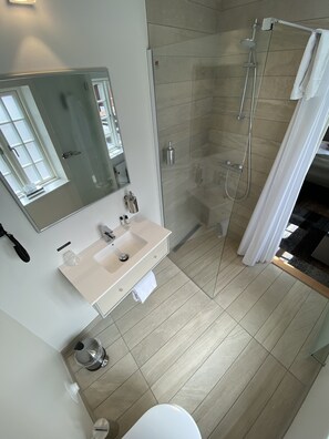 Standard Single Room, 1 Large Twin Bed | Bathroom | Free toiletries, hair dryer, towels, soap - Hotel Skivehus (Skive)