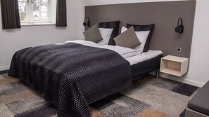 1 bedroom, premium bedding, down comforters, desk