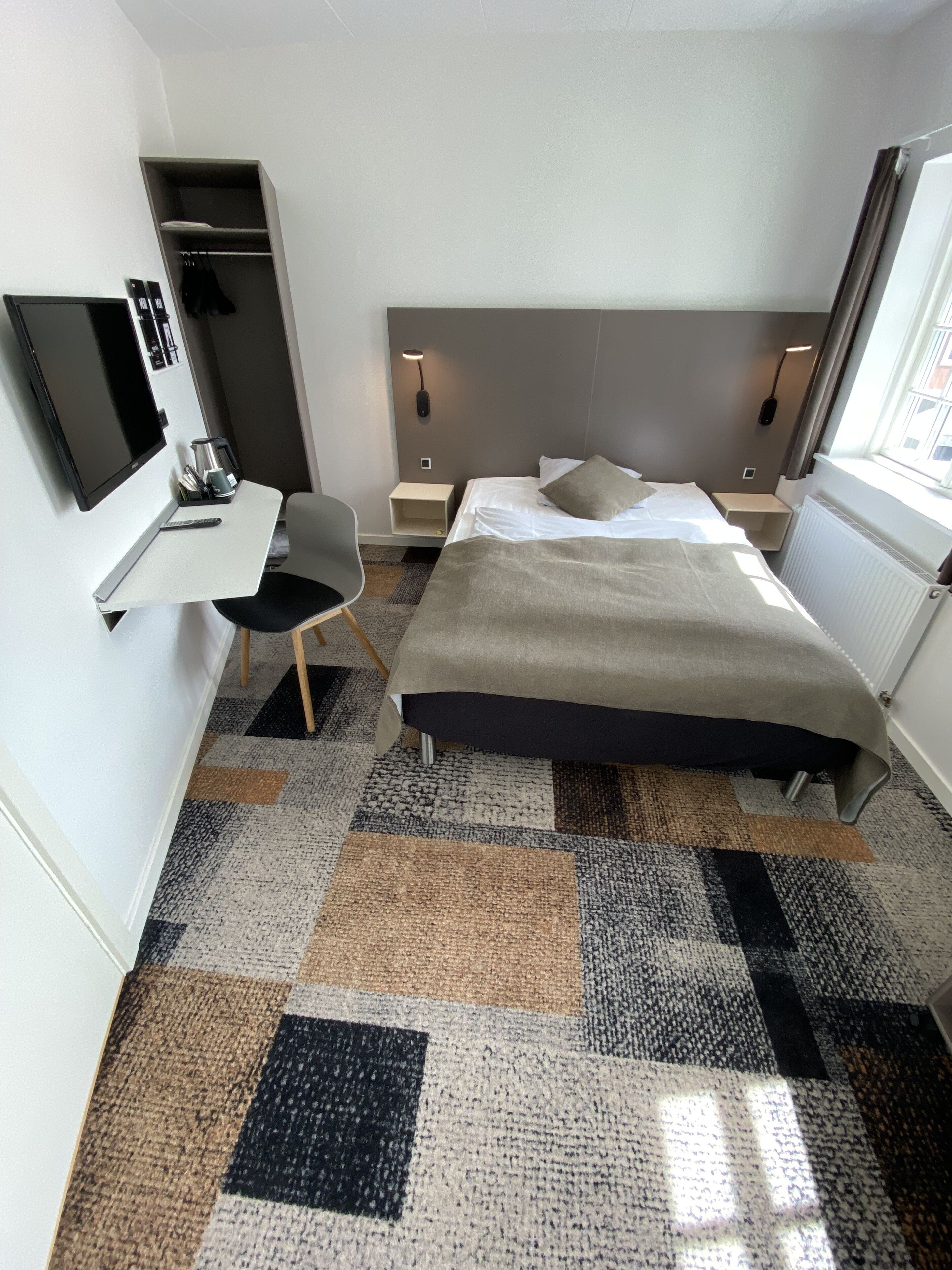 standard single room, 1 large single bed | 1 bedroom, premium bedding, down duvets, desk