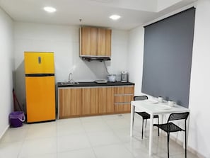 Studio | Private kitchenette | Full-size fridge, stovetop, rice cooker, cookware/dishes/utensils