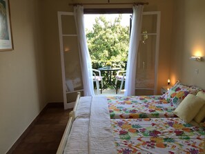 Studio | Iron/ironing board, bed sheets