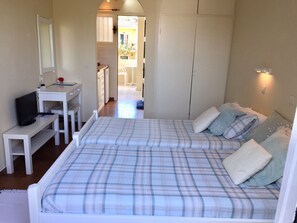 Studio | Iron/ironing board, bed sheets