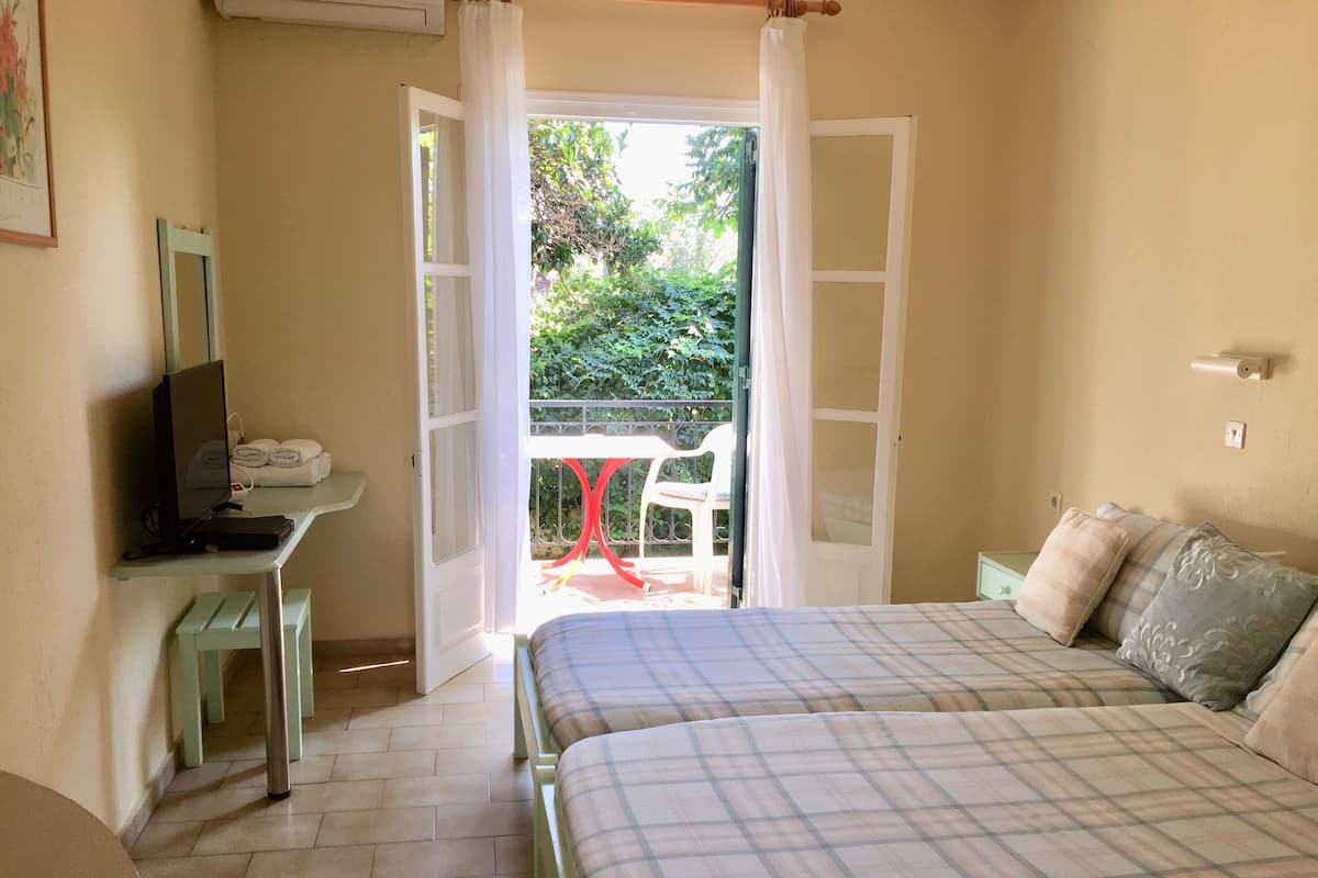 Studio | Iron/ironing board, bed sheets