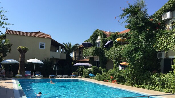 Outdoor pool - Mayflower Apartment & Studios (Corfu)