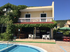 Front of property - Mayflower Apartment & Studios (Corfu)