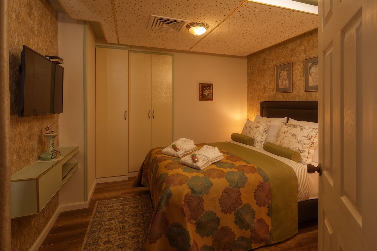 Grand-Suite, 1 Queen-Bett, Nichtraucher | Minibar, Zimmersafe, Schreibtisch, schallisolierte Zimmer