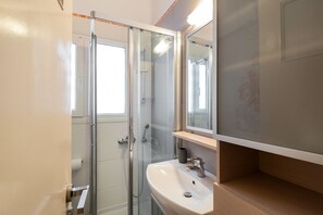 Appartement, 2 slaapkamers | Badkamer | Een douche, gratis toiletartikelen, een haardroger, handdoeken