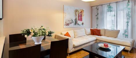 Apartment, 2 Schlafzimmer | Wohnbereich | Flachbildfernseher, DVD-Player