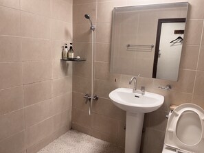 تجهيزات دش، مستلزمات مجانية للعناية الشخصية، مجففات شعر، خف للقدمين