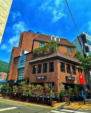 المنشأة من الخارج