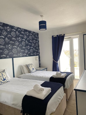 Iron/ironing board, free WiFi, bed sheets - The Harbour Hotel (Cemaes Bay)