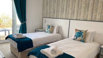 Twin Bath Balcony | Iron/ironing board, free WiFi, bed sheets