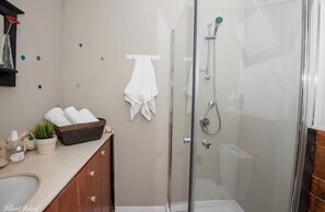 Ducha, artículos de tocador gratuitos, toallas