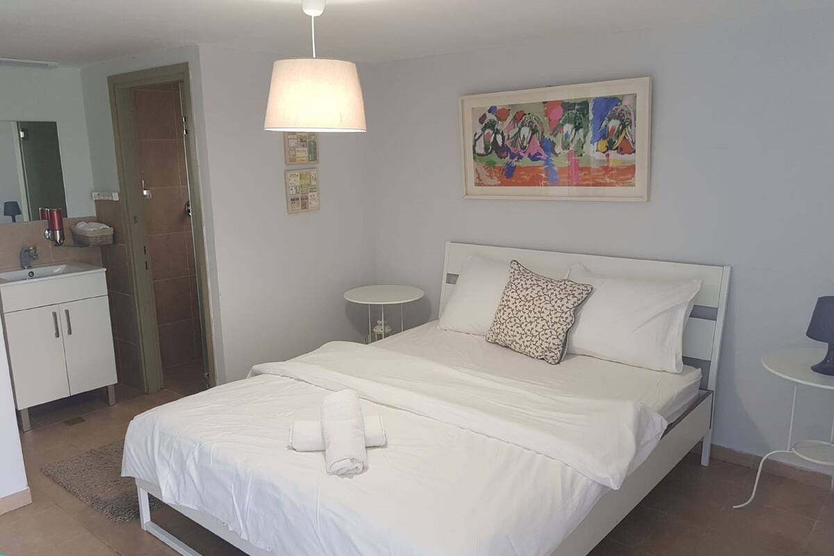 Cunas gratuitas, wifi gratis y ropa de cama