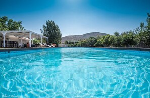 Una piscina techada, una piscina al aire libre