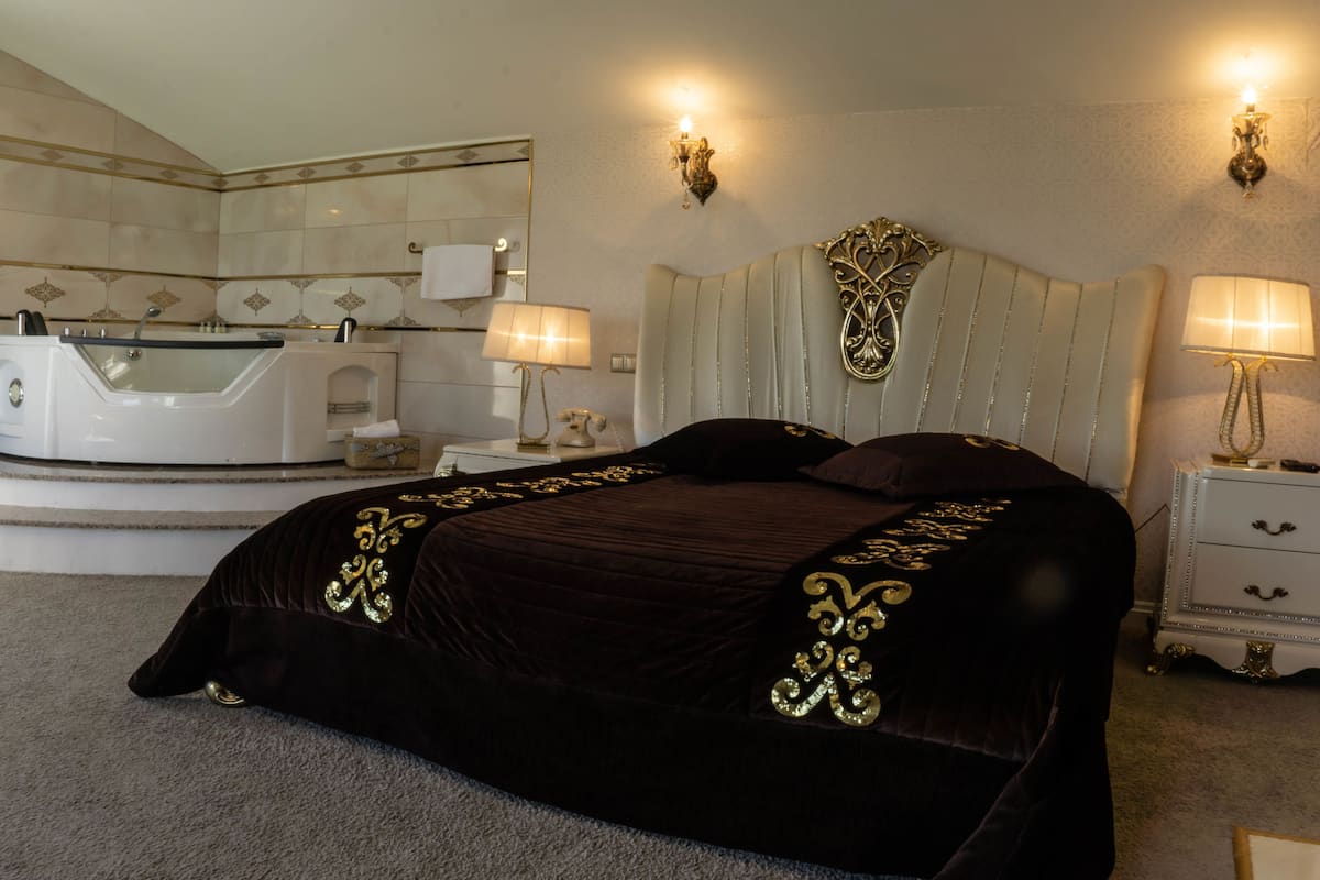 Royal Double Room | Living area | LCD TV