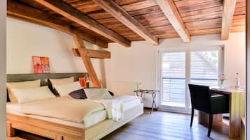 Superior Double Room, Jetted Tub | Hypo-allergenic bedding, individually decorated, individually furnished