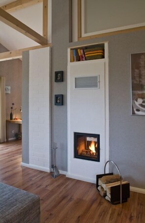 Flat-screen TV, fireplace, DVD player - Gundies Home No. 15 GmbH (Klein Meckelsen)